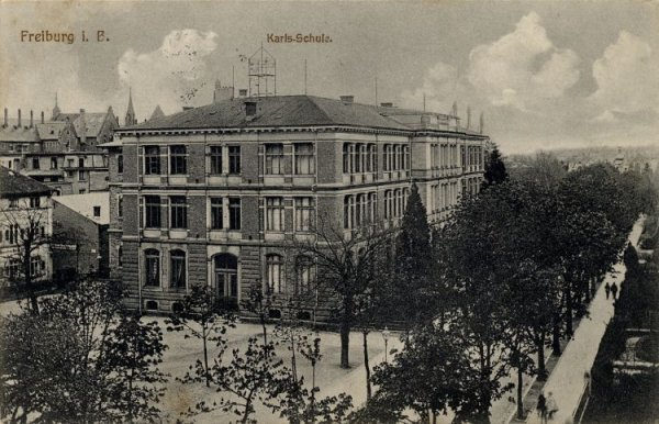 Historische Aufnahme des Volksschulhauses an der Karlstraße um 1900