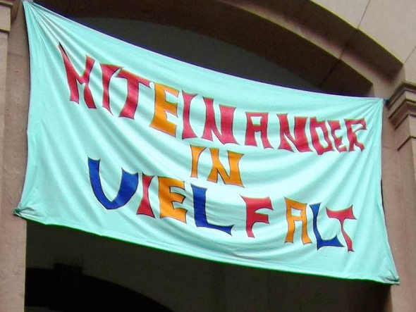 Selbstgemaltes Banner mit der Aufschrift Miteinander in Vielfalt